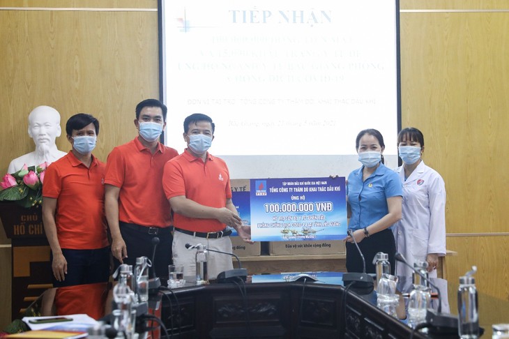 Petrovietnam donates 1.3 million USD to COVID-19 vaccine fund   - ảnh 1