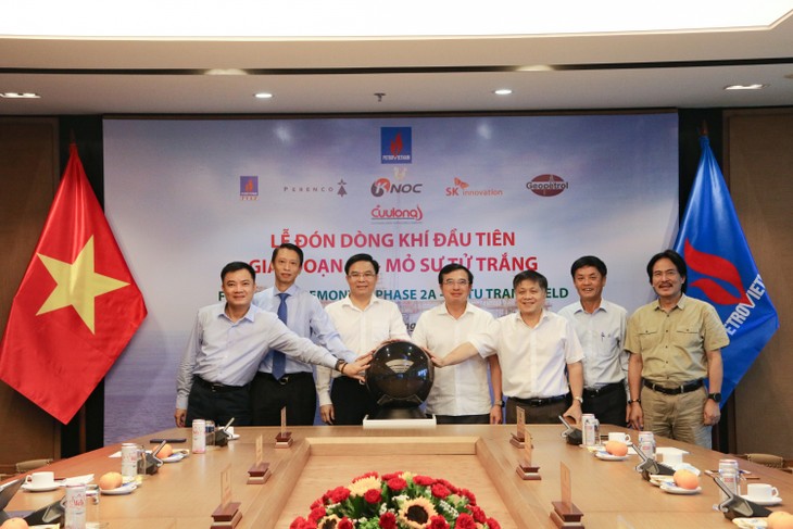 Petrovietnam welcomes first gas flow from White Lion oil field in phase 2A  ​ - ảnh 1