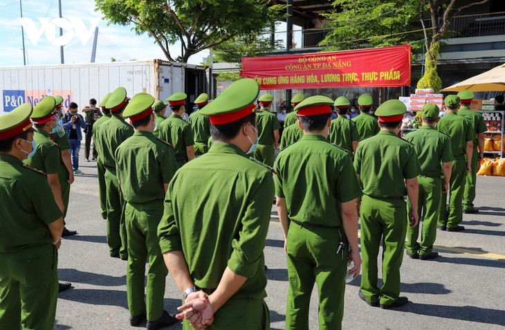 Công an Đà nẵng mua thực phẩm giúp dân, tặng kèm rau xanh - ảnh 7