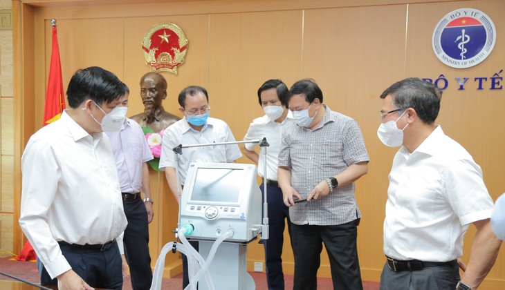 Petrovietnam donates high-performance ventilators to Health Ministry for COVID-19 treatment  - ảnh 2