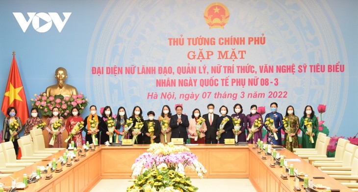 PM praises women's enormous contributions to national development - ảnh 1