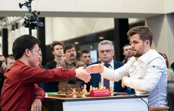 Vietnam's No.1 player defeats “World Chess King” - ảnh 1