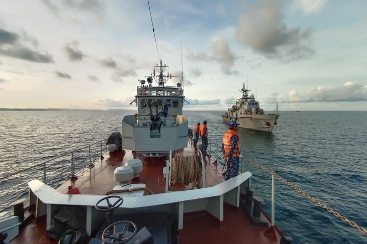 Vietnamese, Cambodian navies conduct joint patrol - ảnh 1