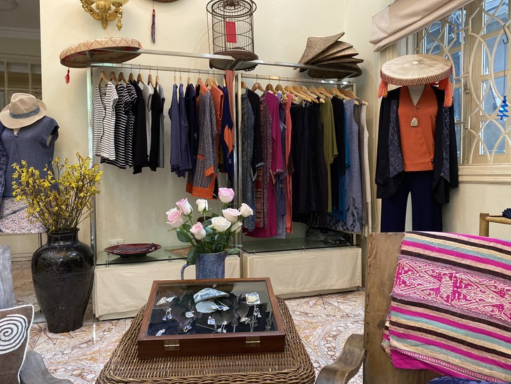 Australian designer mesmerized by Vietnamese ceramics, brocade materials - ảnh 3