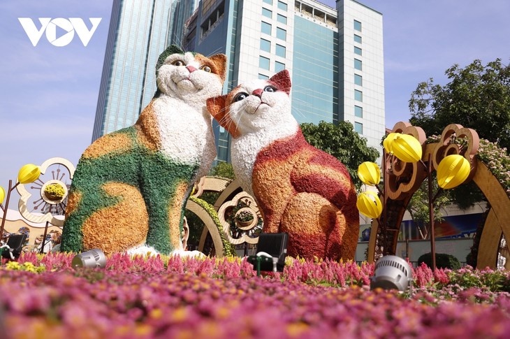 Nguyen Hue Flower Street opens for Tet - ảnh 1