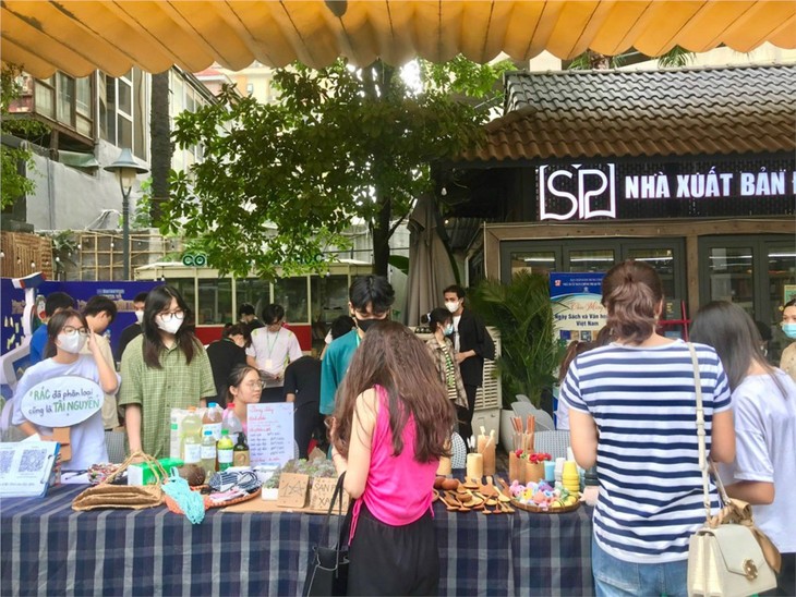 Hanoi’s Book Street hosts “Trash for trees” event - ảnh 1