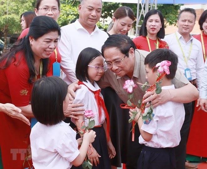 PM visits educational institutions for disadvantaged children  ​ - ảnh 1