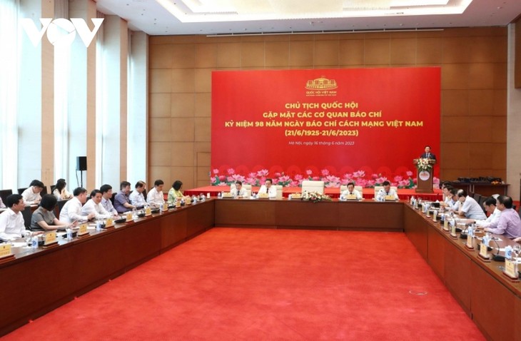 Top legislator meets media representatives as Vietnam celebrates Revolutionary Press Day    - ảnh 1