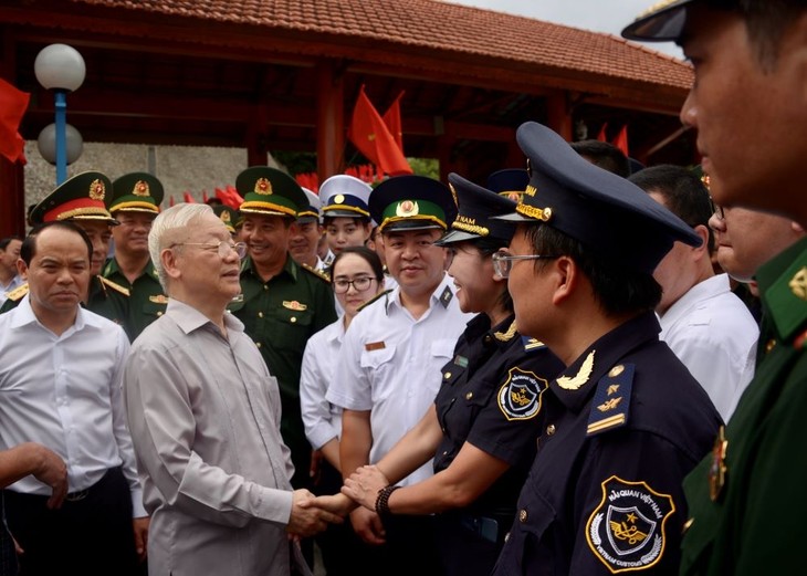 Party leader visits Huu Nghi International Border Gate - ảnh 1