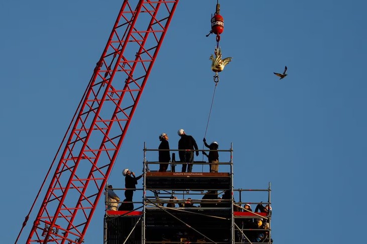 Notre-Dame rooster back on Paris cathedral's spire as renovation enters final stage - ảnh 1