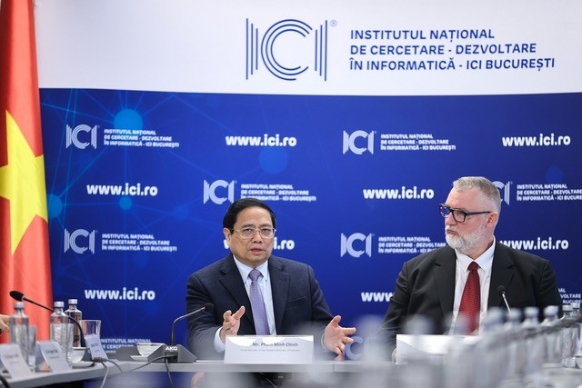 PM visits Romania’s institute for research and development in informatics - ảnh 1