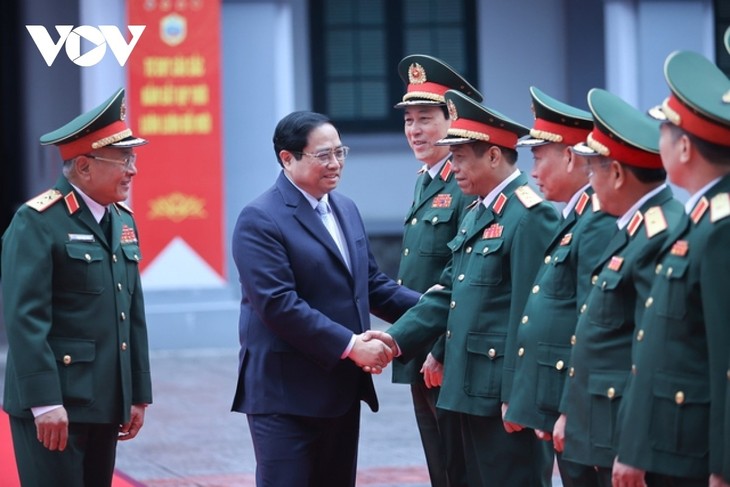 Leaders bring Tet greetings to intelligence and oil teams  - ảnh 2