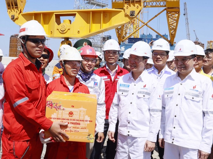 Leaders bring Tet greetings to intelligence and oil teams  - ảnh 1