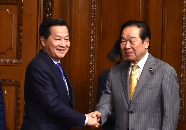 Deputy PM Le Minh Khai meets Japanese House of Representatives Speaker - ảnh 1