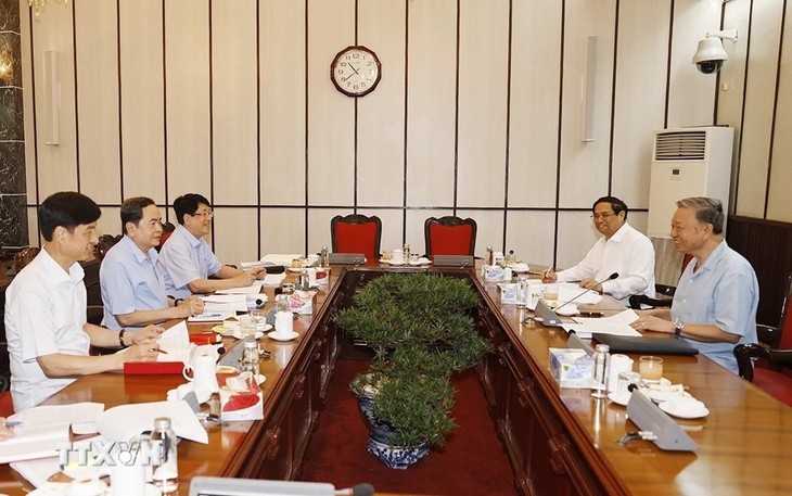 Party General Secretary, President To Lam chairs meeting of key leaders   - ảnh 1