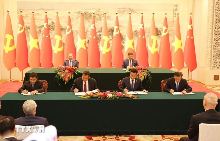 Vietnam, China issue joint statement on strengthening partnership  - ảnh 2