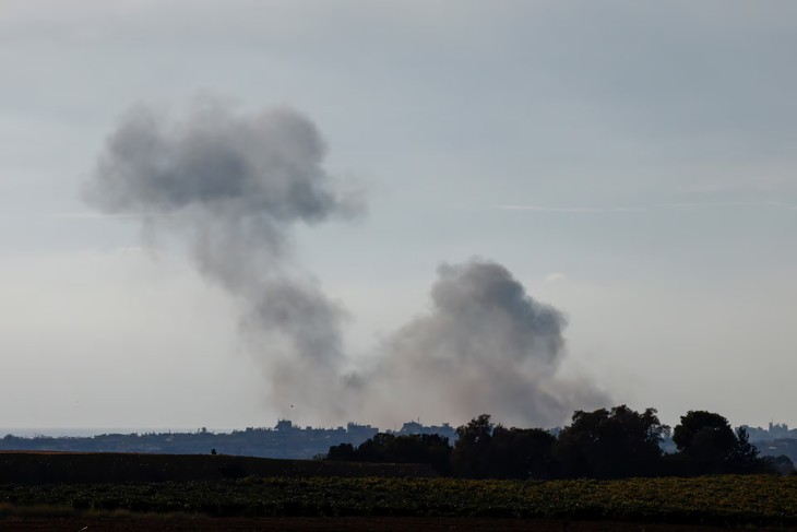 Israeli forces launch strikes across Gaza, push tanks into central Khan Younis - ảnh 1