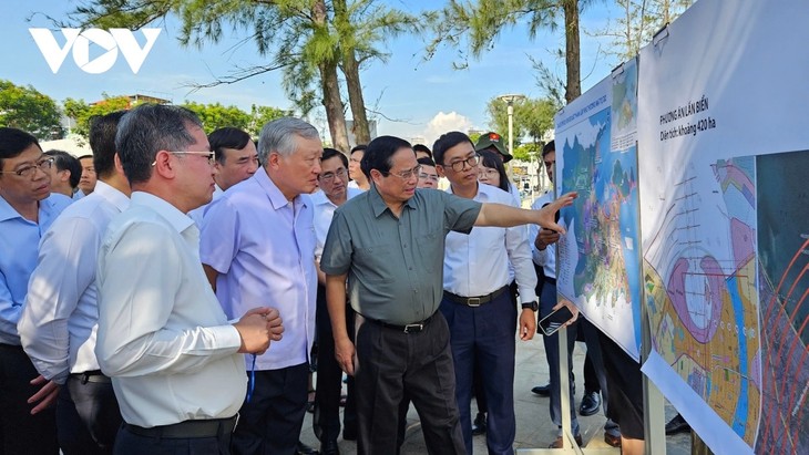 PM inspects land reclamation area, Lien Chieu port project in Da Nang - ảnh 1