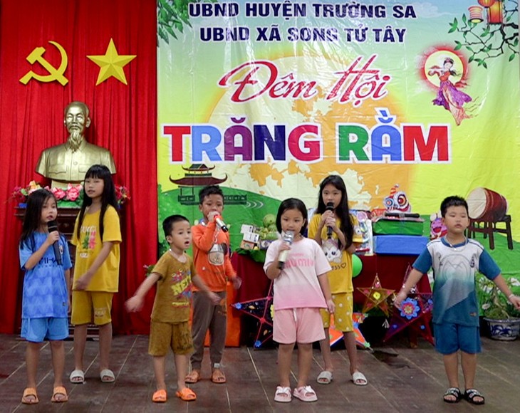 Children in Truong Sa district island celebrate Mid-Autumn Festival  - ảnh 1