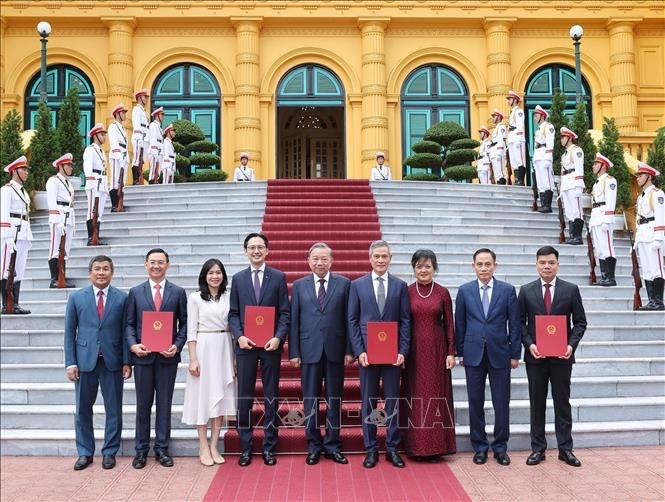 Top leader hands over appointment decisions to new ambassadors - ảnh 1