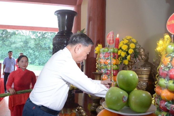 Party leader offers incense in tribute to President Ho Chi Minh in Ca Mau   - ảnh 1