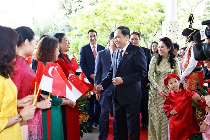 Top legislator arrives in Singapore for official visit - ảnh 1