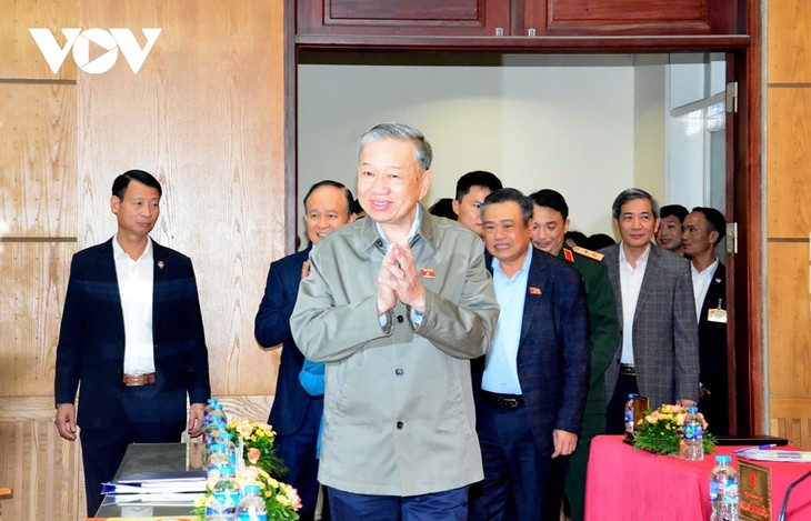 Party chief affirms commitment to anti-corruption, building of sound political system - ảnh 1