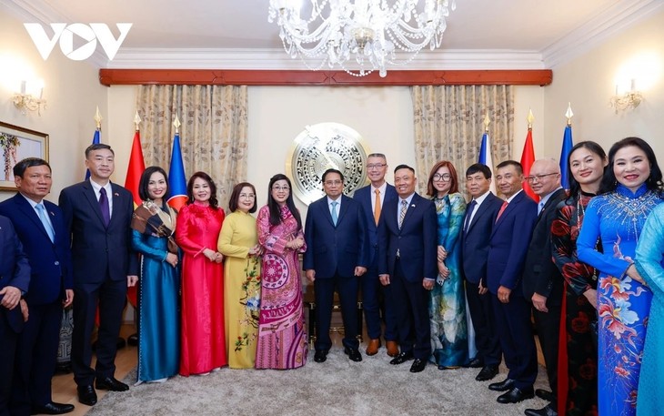 PM meets embassy staff, Vietnamese community in Czech Republic - ảnh 1