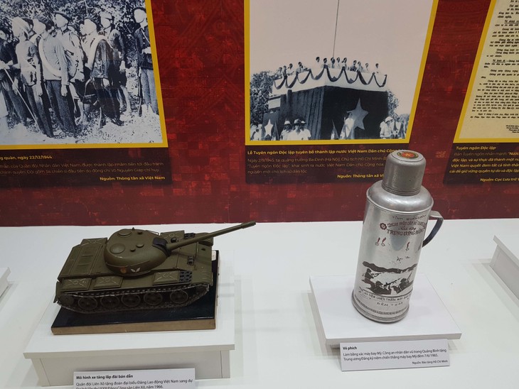 Hanoi’s exhibition honors 95 years of Communist Party of Vietnam  - ảnh 1