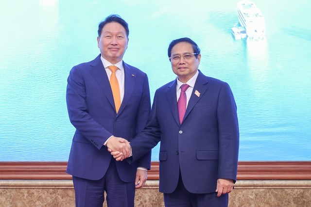 PM encourages SK Group to invest in critical sectors in Vietnam - ảnh 1