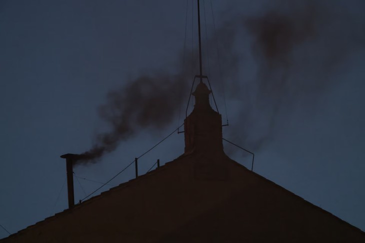 Black smoke signals no pope elected in first conclave vote - ảnh 1