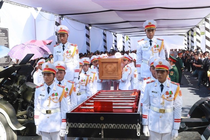 Former President Tran Duc Luong laid to rest - ảnh 1