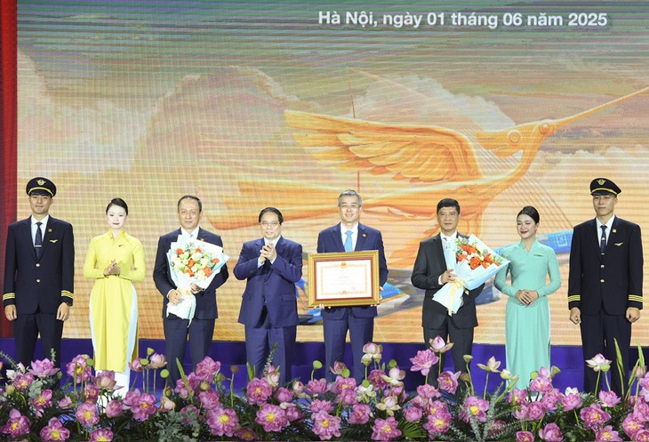 PM urges Vietnam Airlines to pursue modern, green, sustainable development path - ảnh 1