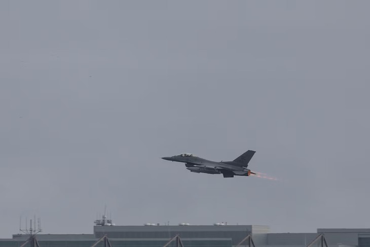 US moving fighter jets to Middle East as Israel-Iran conflict rages - ảnh 1