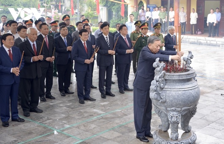 Grand ceremony marks 110th birth anniversary of late Party leader Nguyen Van Linh - ảnh 2