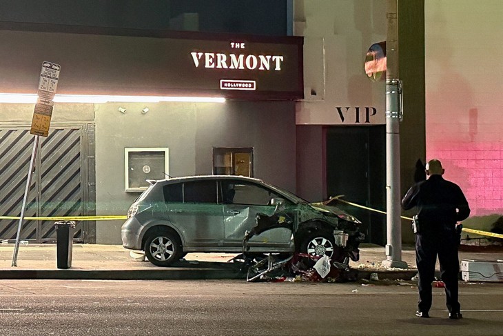 At least 30 injured when car hits crowd outside Los Angeles club, fire department says - ảnh 1