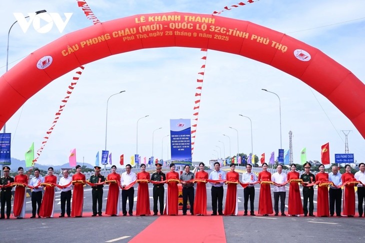 New Phong Chau bridge inaugurated - ảnh 1