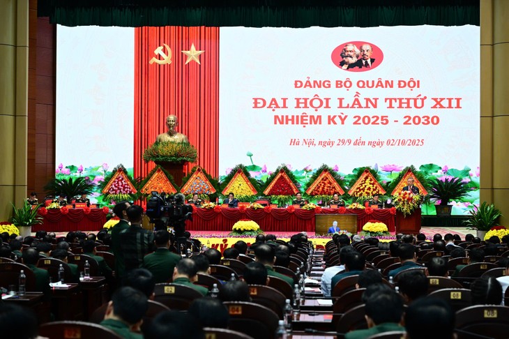Party leader urges strengthening Party’s absolute, direct leadership over the military - ảnh 2