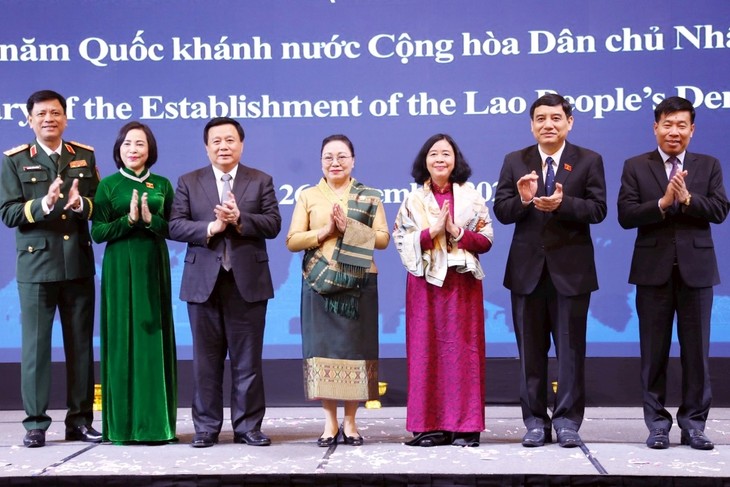 Party, State leaders attend reception marking Laos’ National Day  - ảnh 1