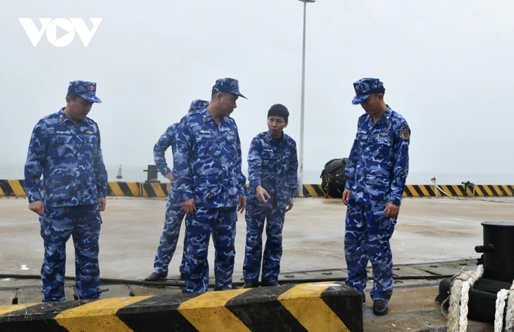 Nearly 1,000 Coast Guard personnel mobilized in response to Storm Koto - ảnh 1