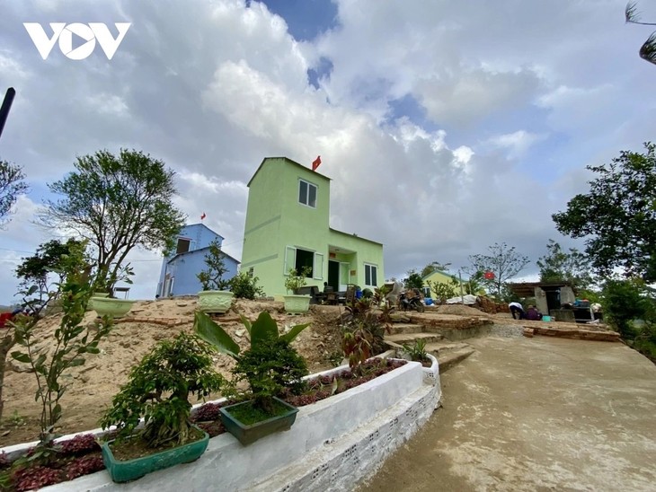 Military Region 5 hands over 96 houses to flood victims in Dak Lak - ảnh 1