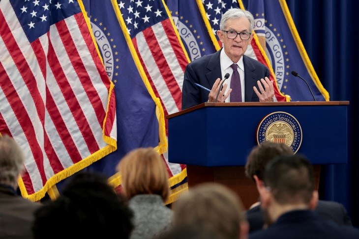 Fed leaves rates unchanged, sees 'somewhat elevated' inflation and stabilizing job market - ảnh 1