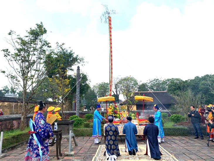 New Year pole-raising ritual re-enacted at Hue Imperial Citadel - ảnh 1