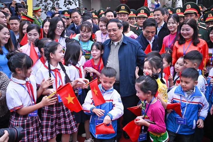 PM attends school groundbreaking, delivers support in Thanh Hoa ahead of Lunar New Year  - ảnh 1