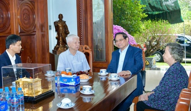 PM extends Tet greetings to former Party, State leaders - ảnh 1