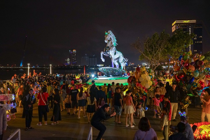 Fireworks and hope light up Vietnam as Year of the Horse arrives  - ảnh 2