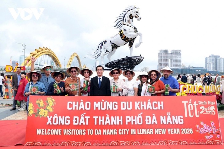 Quang Ninh, Da Nang welcome first international tourists of Lunar New Year 2026 - ảnh 2