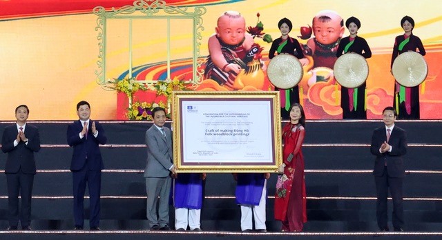 UNESCO presents certificate for Dong Ho woodblock printing heritage - ảnh 1