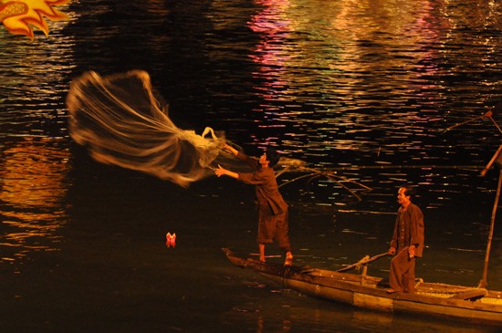 การแสดงบนเวทีริมฝั่งแม่น้ำ Huong ในหัวข้อ “ประเทศที่สันติสุข” - ảnh 2