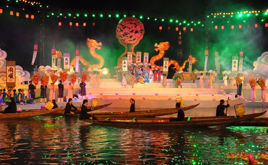 การแสดงบนเวทีริมฝั่งแม่น้ำ Huong ในหัวข้อ “ประเทศที่สันติสุข” - ảnh 1